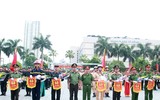 Xem lực lượng công an thi điều lệnh, sử dụng võ thuật chiến đấu